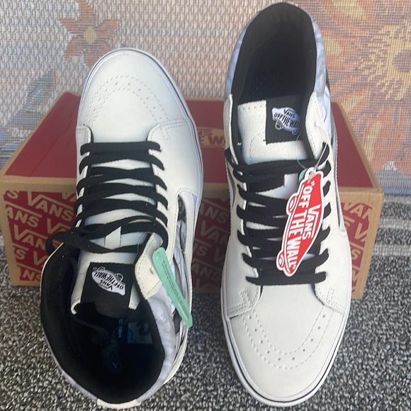 Vans Men’s Comfycush Sk8-Hi
After Dark White/Black
VN0AZTNOYB2
Sneakers - Picture 13 of 16